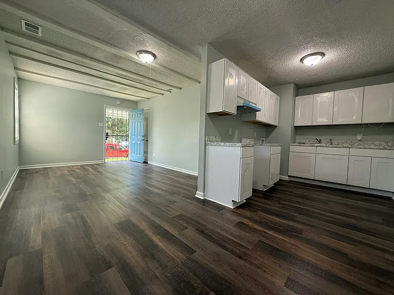 332 Flynn Rd — Photo 2