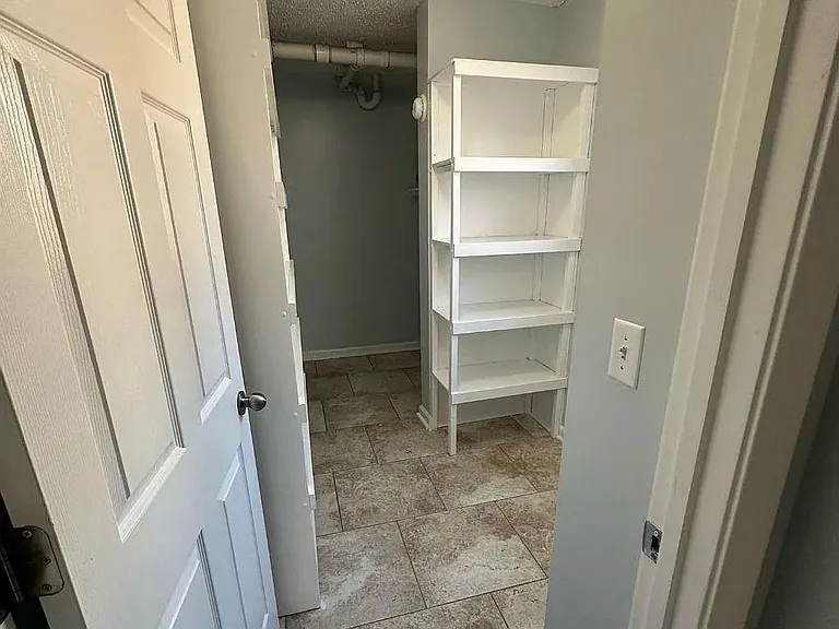 1261 Lakeview Rd — Photo 3