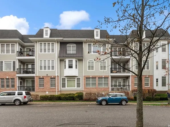 131 Roosevelt Way #1305, Westbury, NY 11590