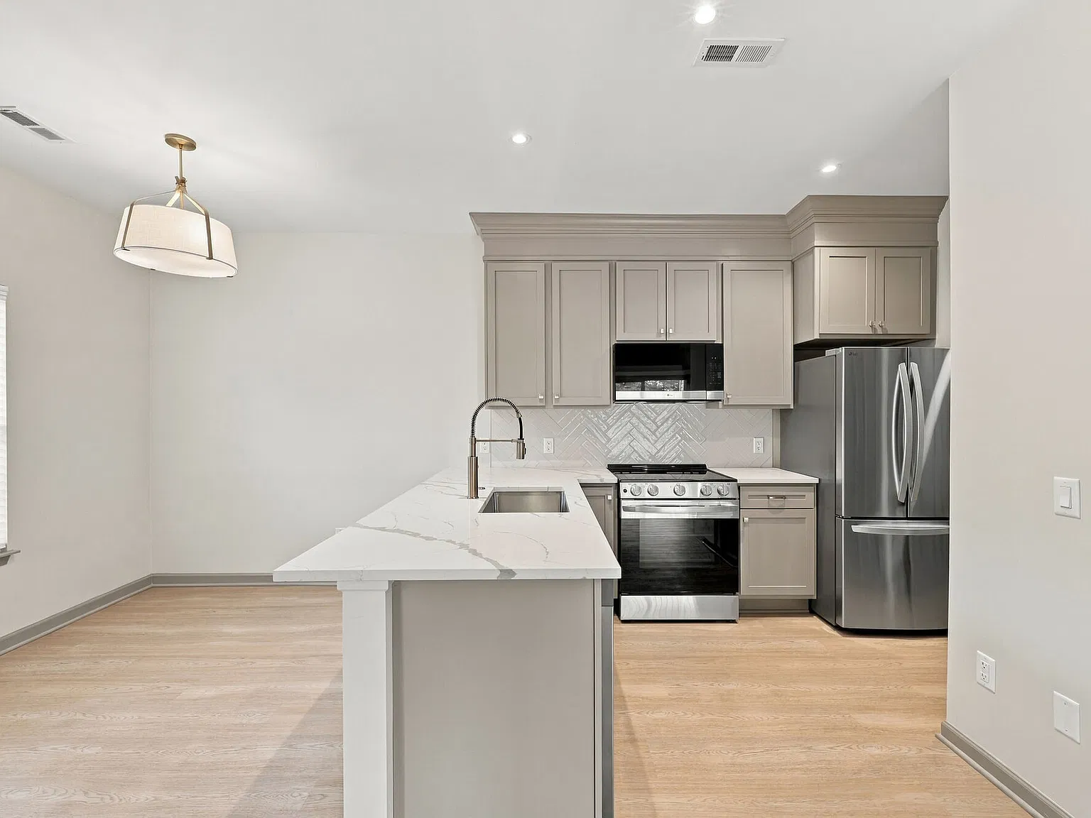 Coventry Apartments — Photo 1