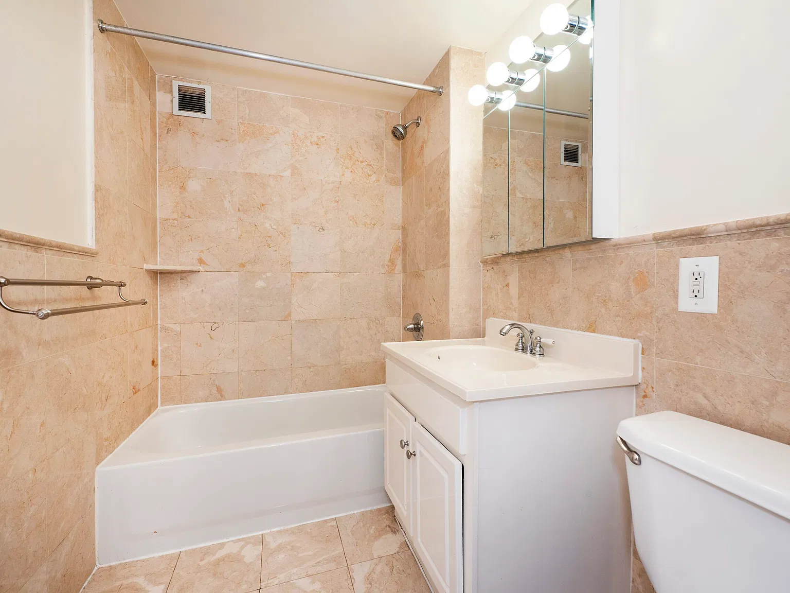 444 Manhattan Avenue — Photo 4