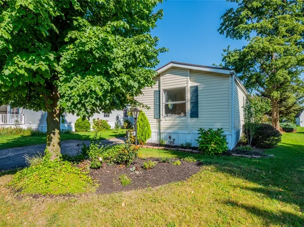 6389 Whispering Woods Dr, Williamson, NY 14589