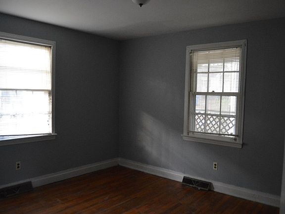5th image of 216 Tompkins Ave
