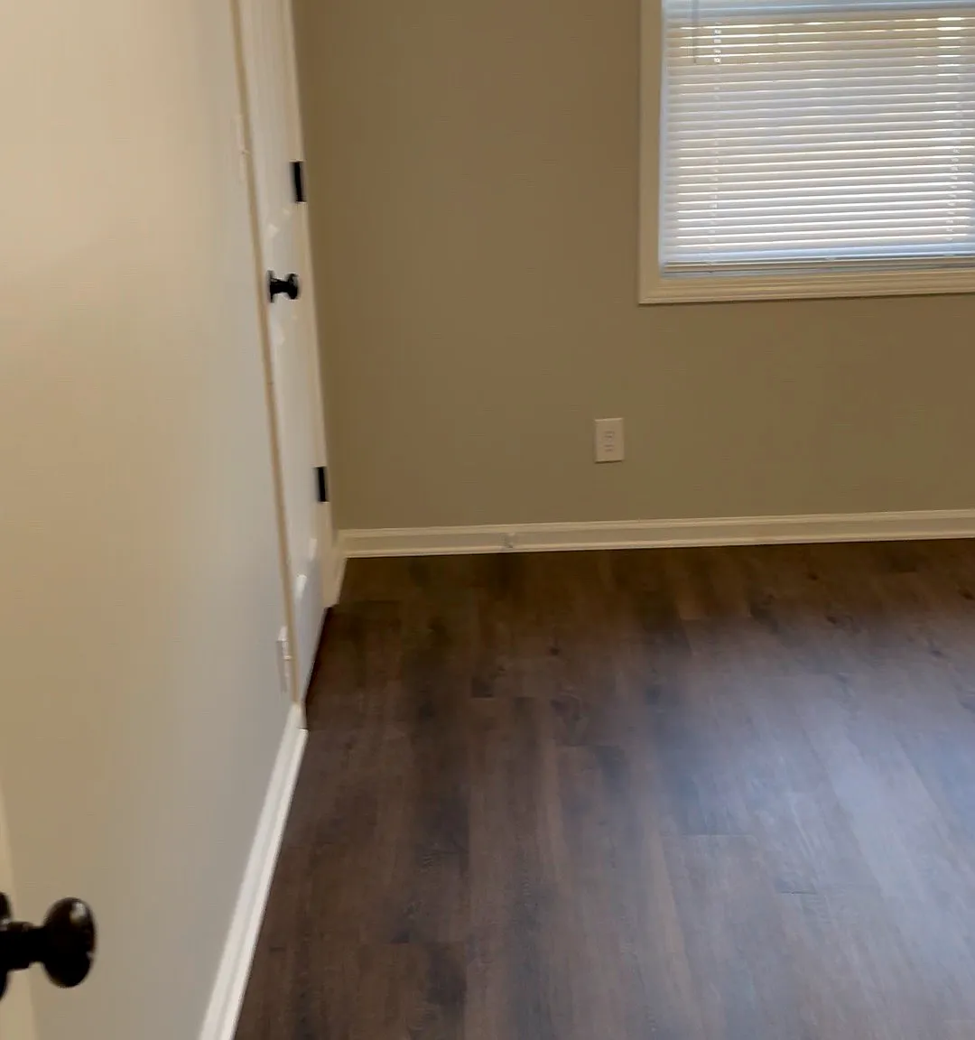 453 Hutchinson Ave — Photo 4