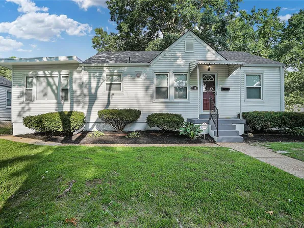 7001 Paisley Dr, Saint Louis, MO 63136