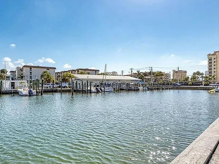 Conveniently located close to shopping, dinning, healthcare, beaches and Venice downtown.