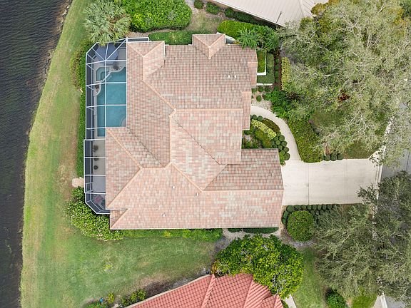 5th image of 1009 SW Lighthouse Drive
