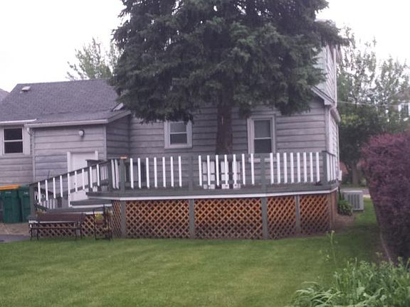 Large Fenced in back yard/porch