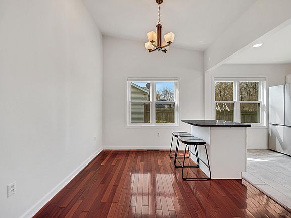 4th image of 923 Essex Dr