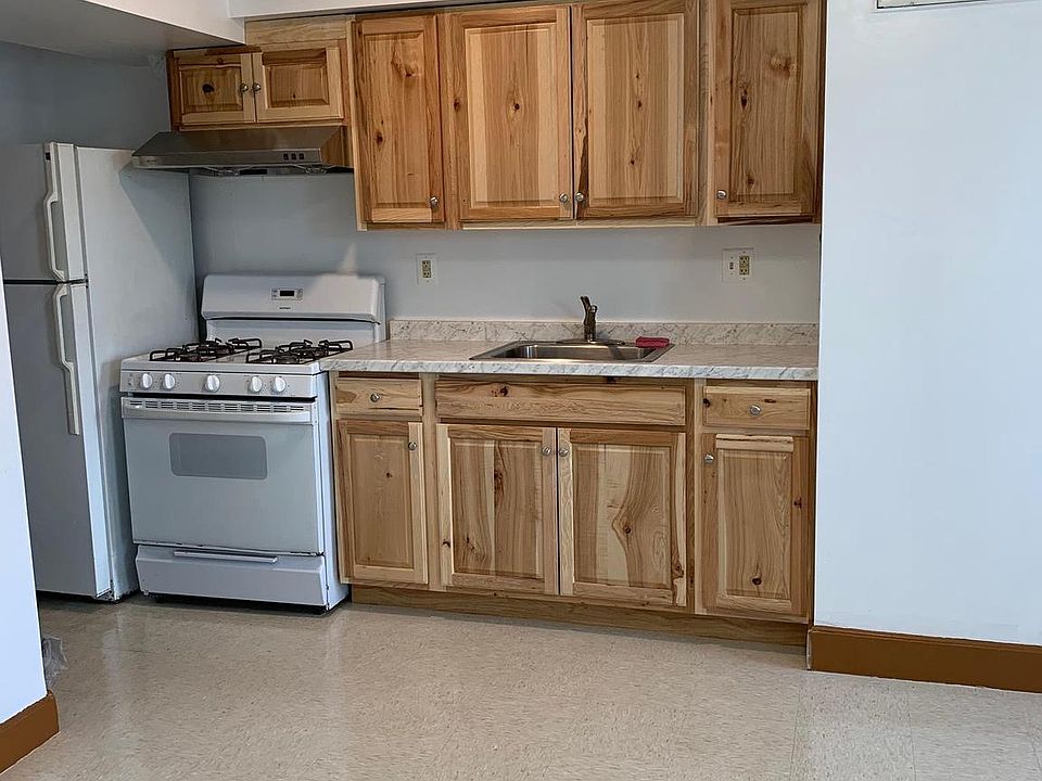 1st image of 914 Winter St APT 3