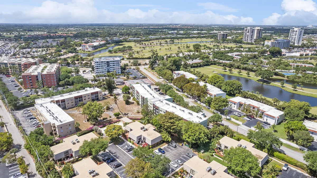 Building Photo - 1638 Embassy Dr #410