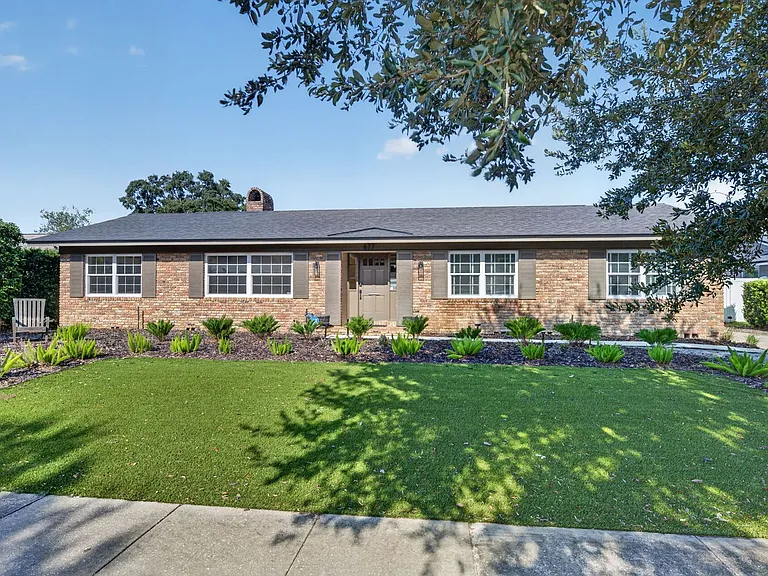 677 Selkirk Dr — Photo 3