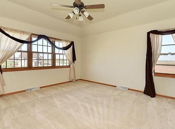 5th image of 442 Emerald Hills Dr