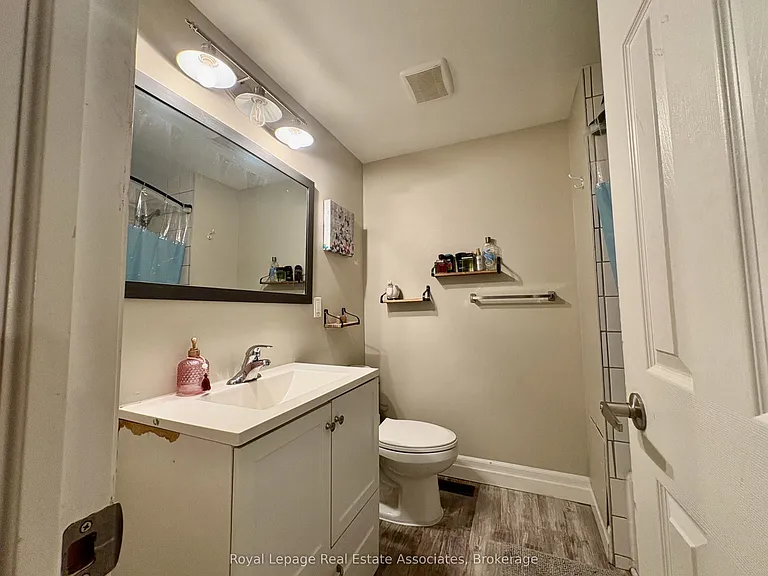 229 Simon St — Photo 9