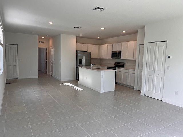 1st image of 405 SE Crossoak Ln #405
