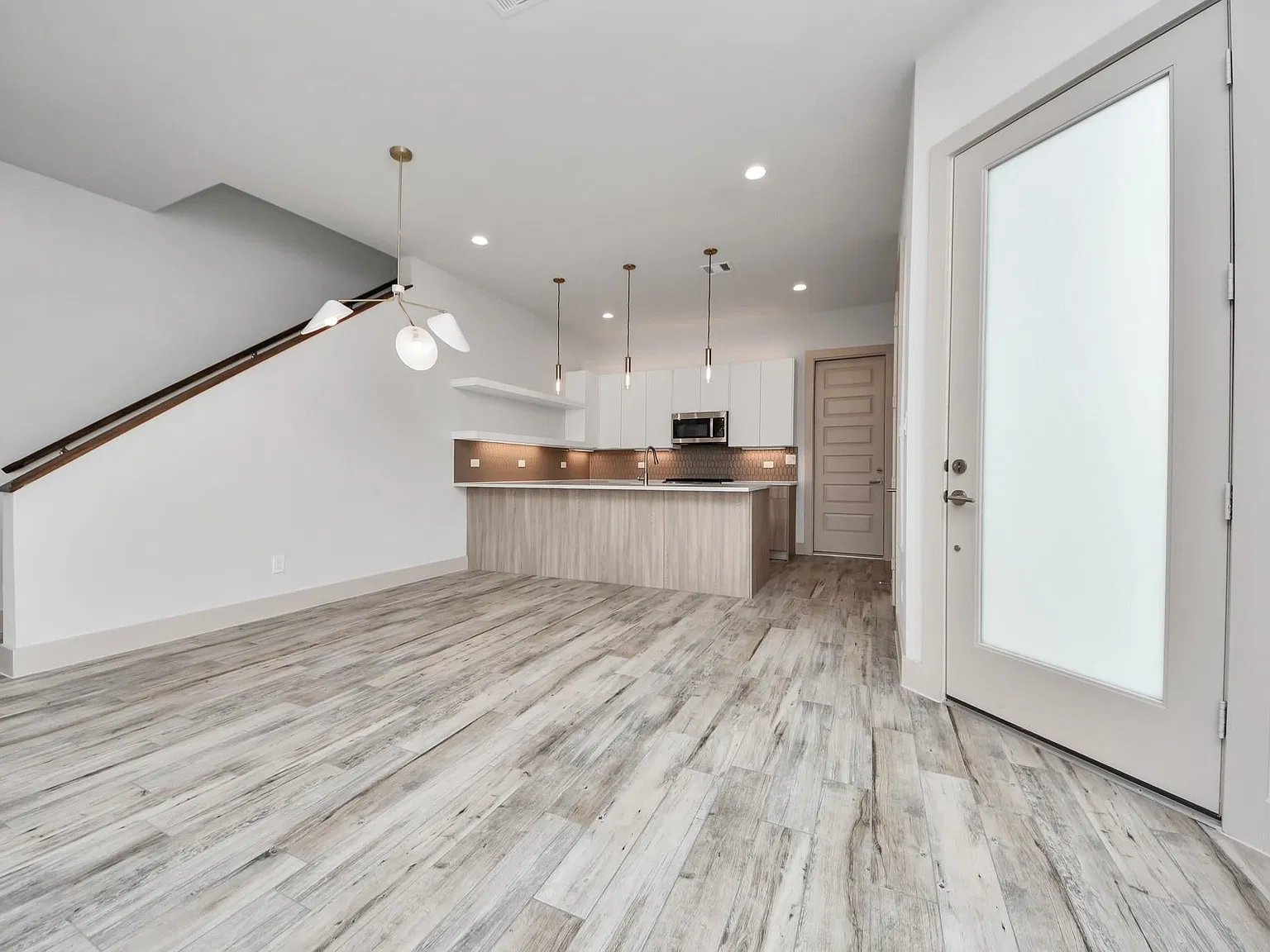 3 bed, 2.5 bath, 1637 sqft, $2,400 — Photo 4
