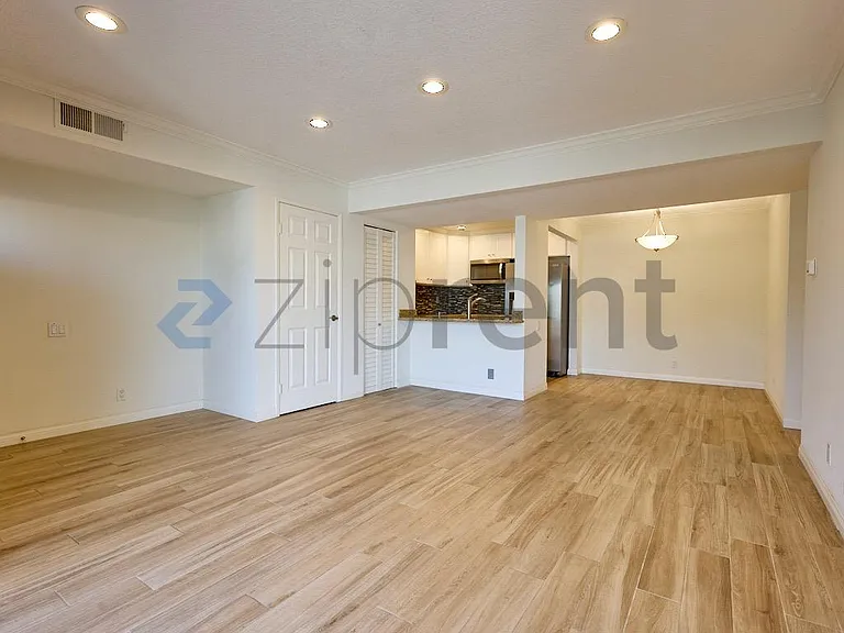25761 Le Parc #87 — Photo 2