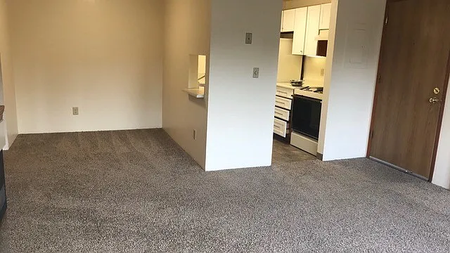 Hilltop Court Apartments — Photo 9