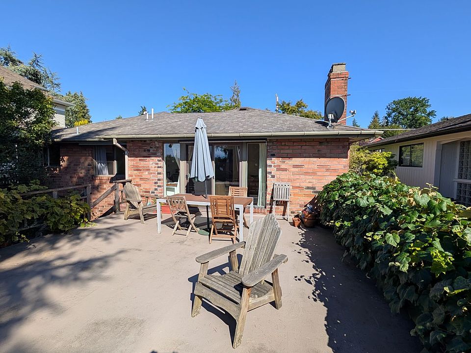 Rear view of the home.