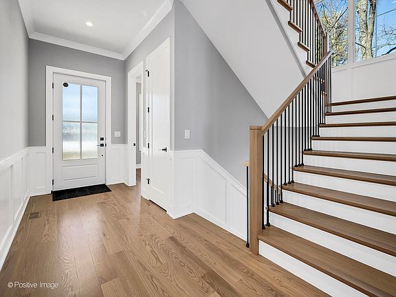 3rd image of 6925 Clarendon Hills Rd