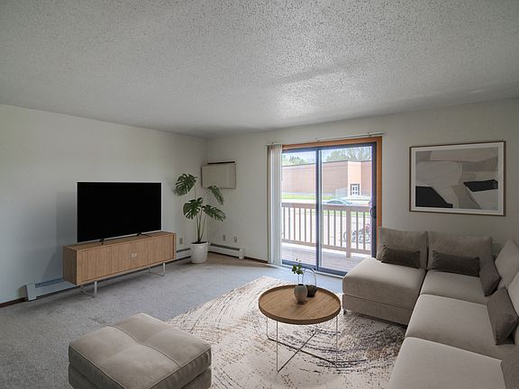 Bismarck, ND Eastbrook Apartments | Living