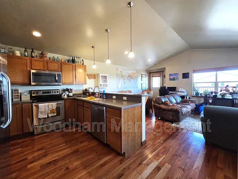 3 bed, 3.0 bath, 1885 sqft, $2,500 — Photo 3