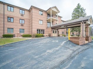 530 N Silverbrook Dr UNIT 128, West Bend, WI