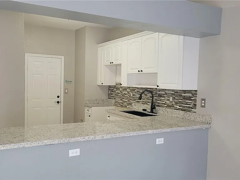 4948 SW 136th Ave — Photo 9