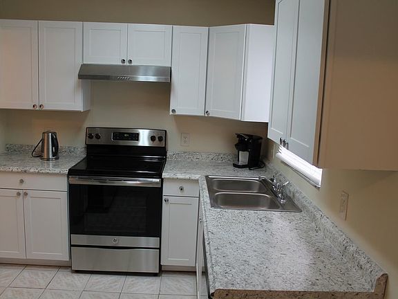 3rd image of 412 SW 10th Ct