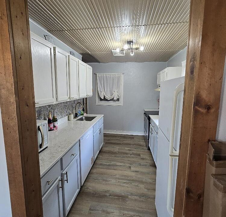 1st image of 1 Lakeside Pl