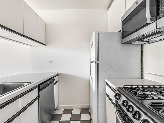 3rd image of 500 W 43rd St APT 6B