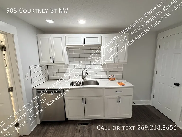 908 Courtney St NW — Photo 11