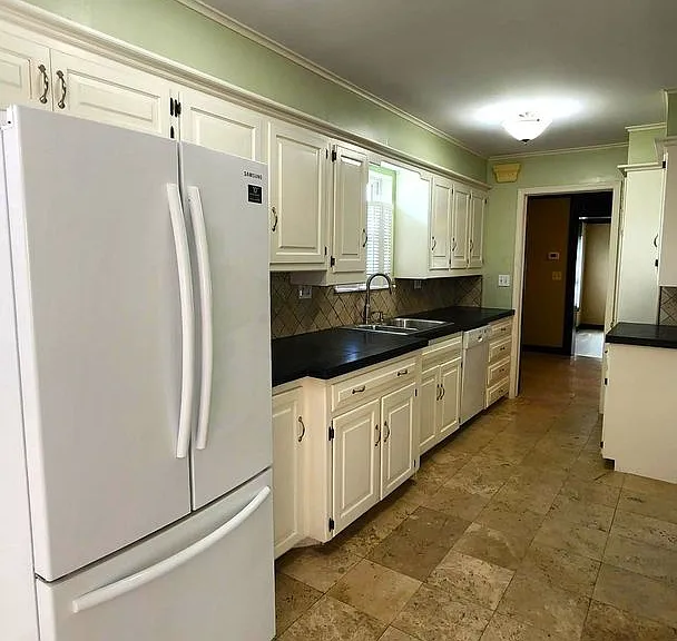 7900 Lakehurst Dr — Photo 12