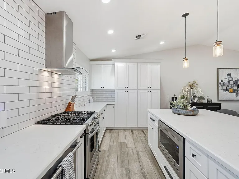3041 E Elm St — Photo 15
