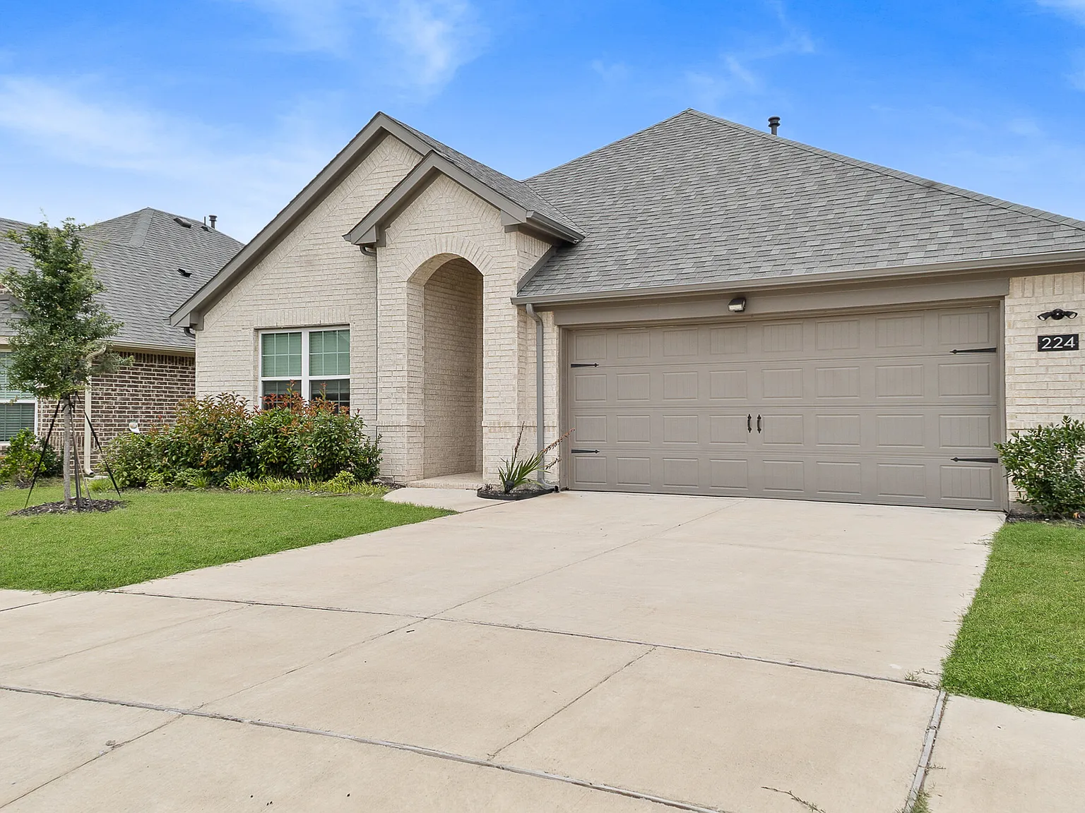 3 bed, 1932 sqft, $2,295 — Photo 2