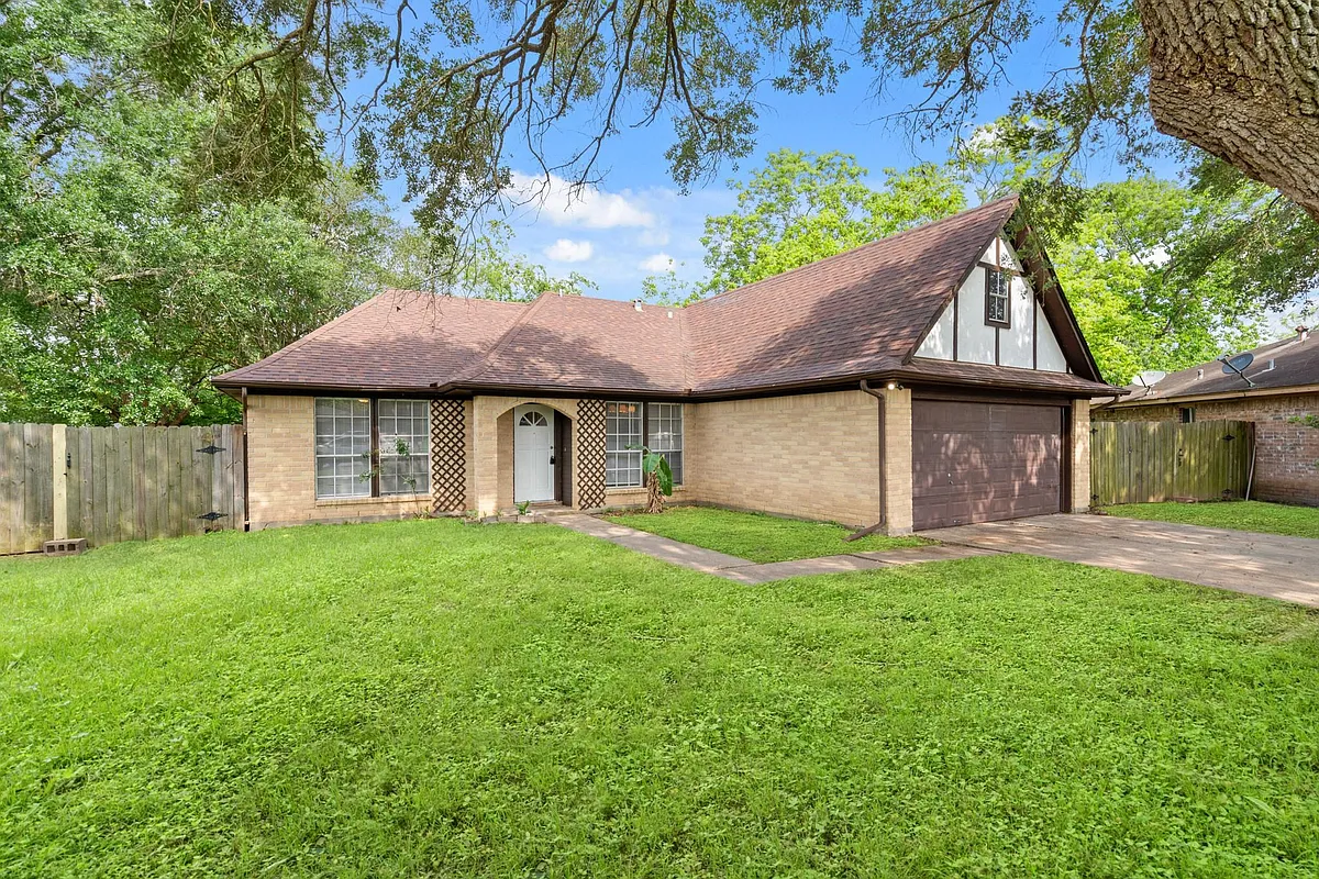 Building Photo - 2220 Spruce Dr