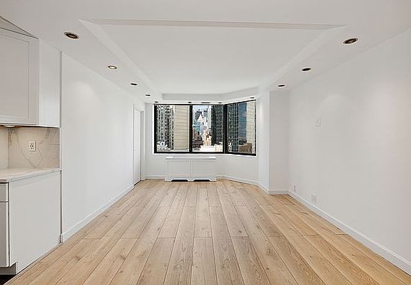 3rd image of 415 E 37th St APT 19L