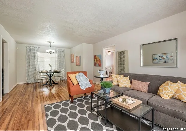 3 bed, 1.0 bath, 1276 sqft, $1,495 — Photo 3