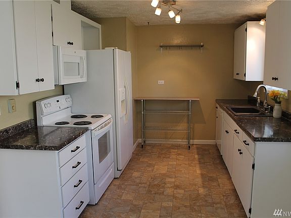 2nd image of 101 SE Highland Dr