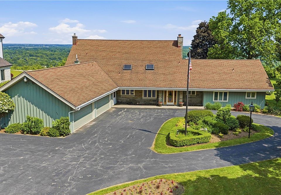 1st image of 687 Mountain View Dr