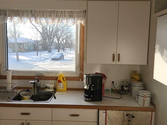 3rd image of 521 Grey St W