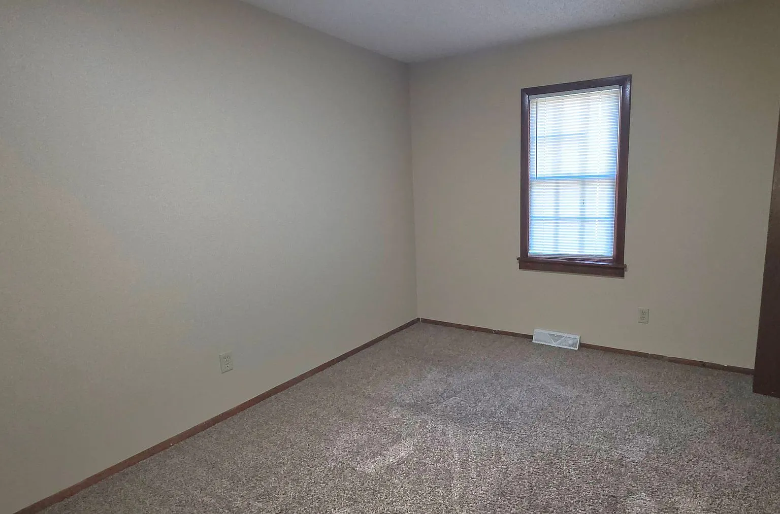 3 Bedrooms 2 Full Baths In Southwest Springfield! $1395 — Photo 2