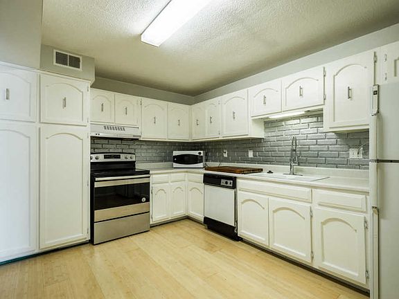 5th image of 2101 Chateau Ct APT 101F