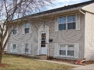 15 Ambassador Ave, Romeoville, IL 60446