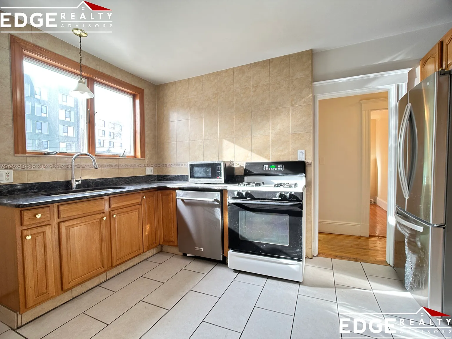 4 bed, 1.5 bath, $3,900 — Photo 2