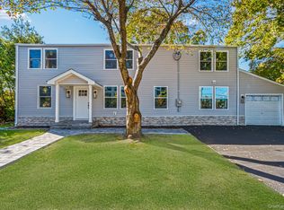 6 McCue Ave, Wheatley Heights, NY 11798