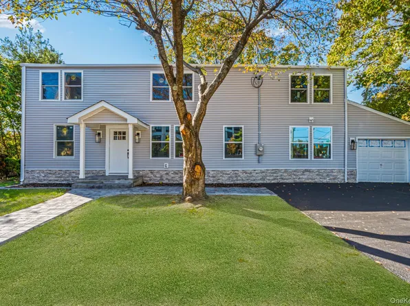 6 Mccue Street, Wheatley Heights, NY 11798