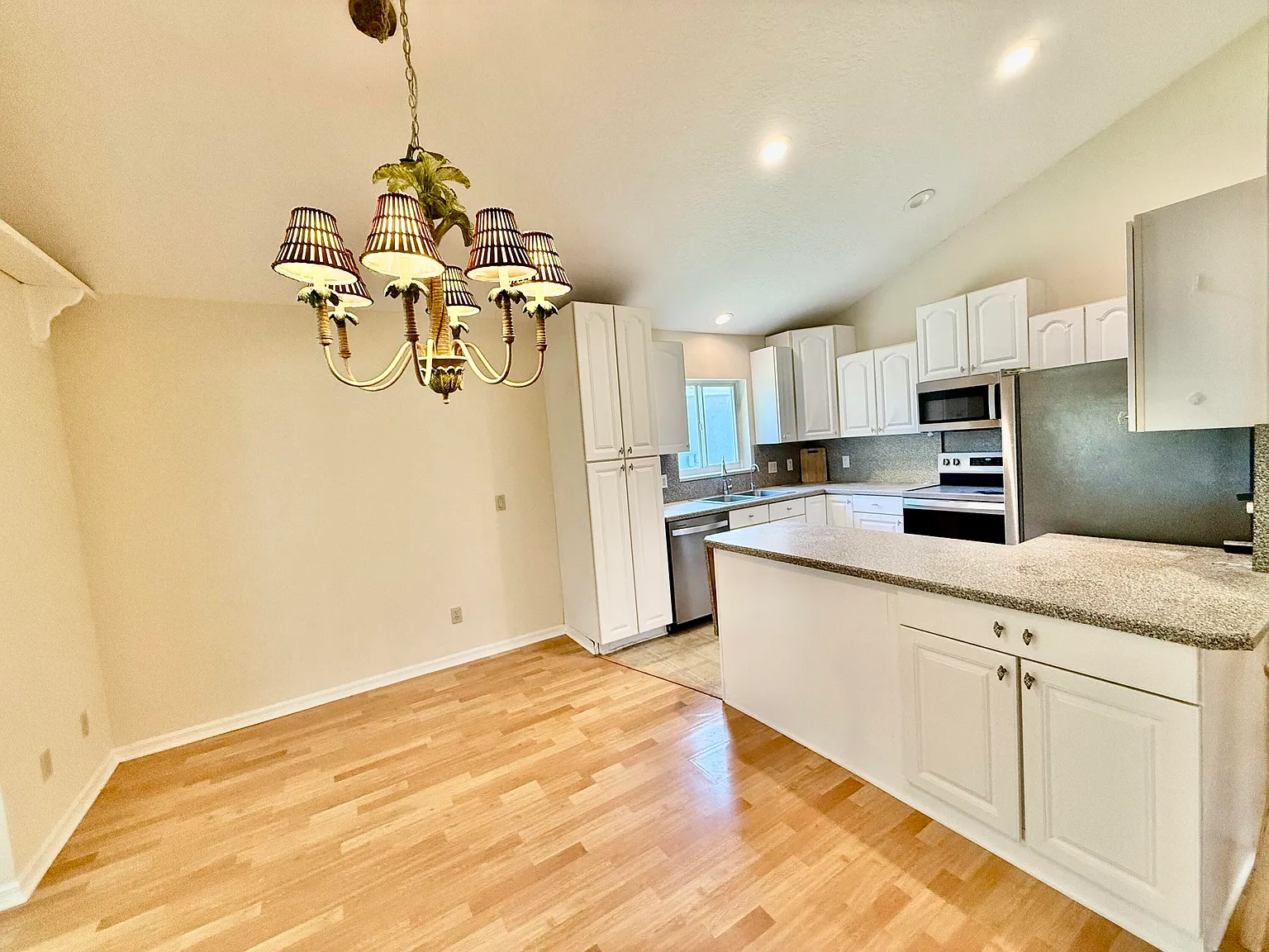 3 bed, 2.0 bath, 1936 sqft, $3,000 — Photo 2