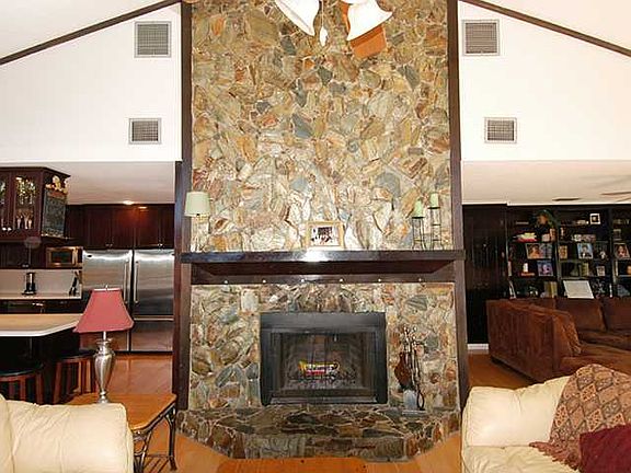 4th image of 1342 SW Evergreen Ln