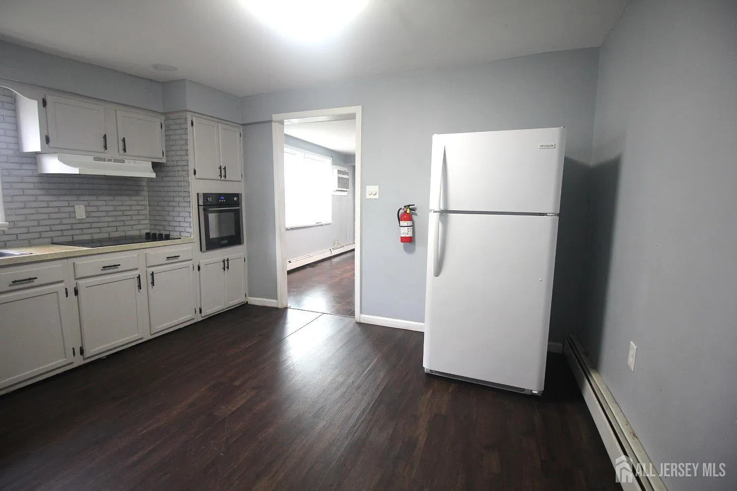 3 bed, 1.5 bath, 1687 sqft, $2,100 — Photo 4